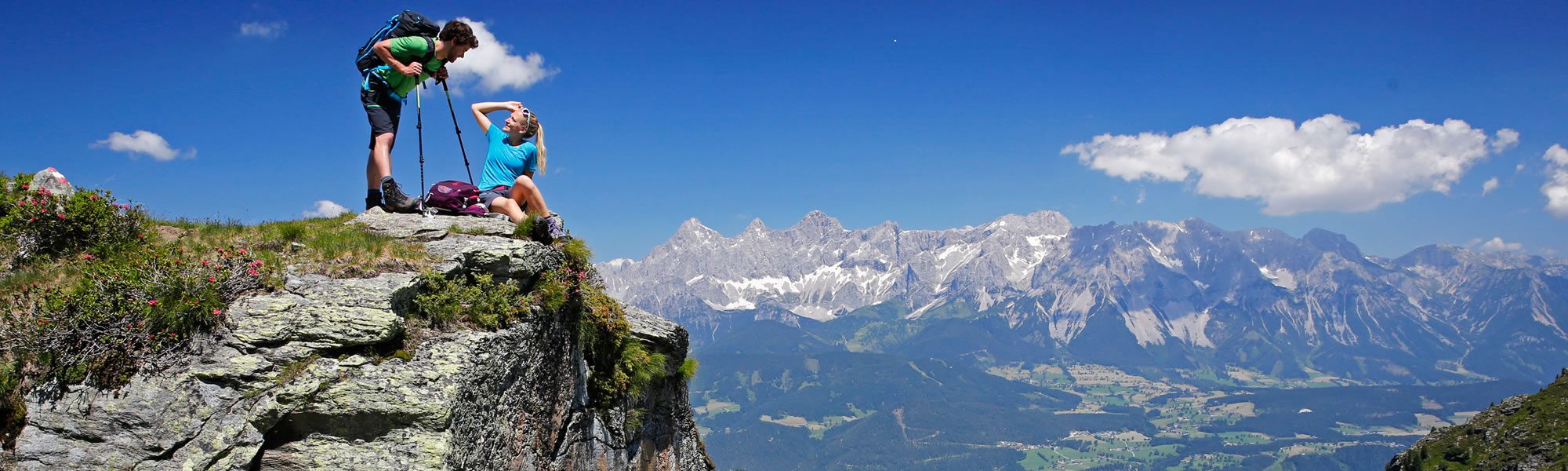 Wanderung in der Region Schladming-Dachstein mit Blick auf das Ramsauer Sonnenplateau und dem Dachstein-Massiv